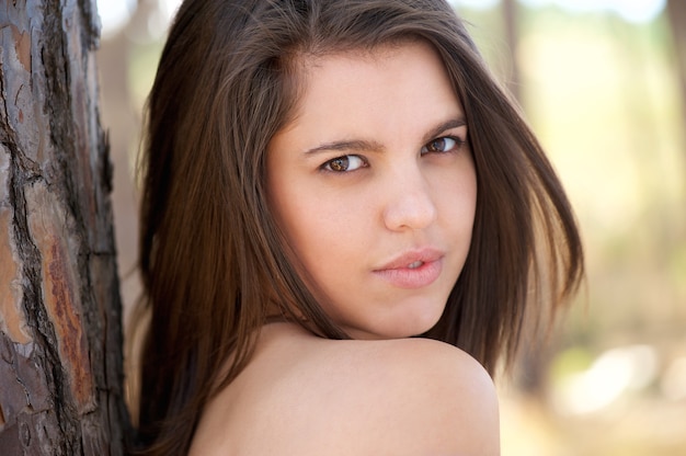 Portrait de beauté d&#39;une jeune femme à l&#39;extérieur