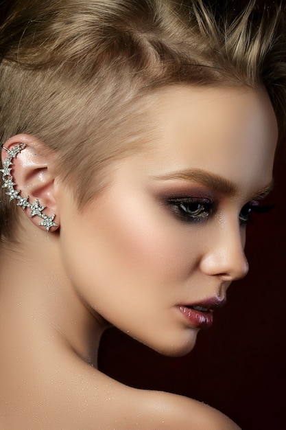 Portrait de beauté de jeune femme avec maquillage mode