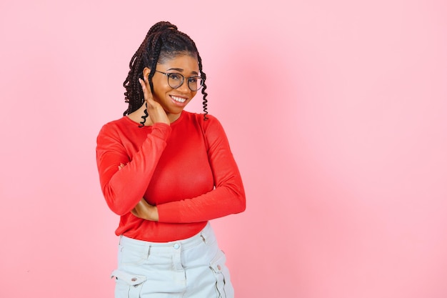 Portrait de beauté d'une jeune femme noire en bonne santé tenant des lunettes et regardant la caméra