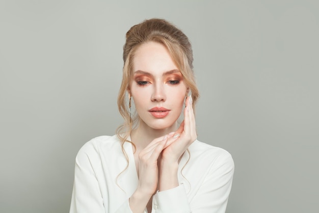 Portrait de beauté d'une jeune femme parfaite avec une peau saine et claire Concept de traitement du visage et de soins de la peau