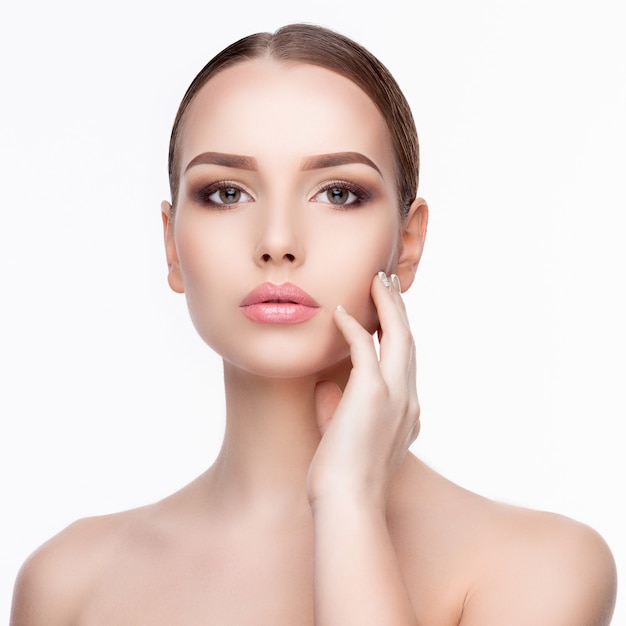 Portrait de beauté de jeune femme avec une peau fraîche parfaitement propre bouchent isolé sur blanc. Concept de soins de la peau