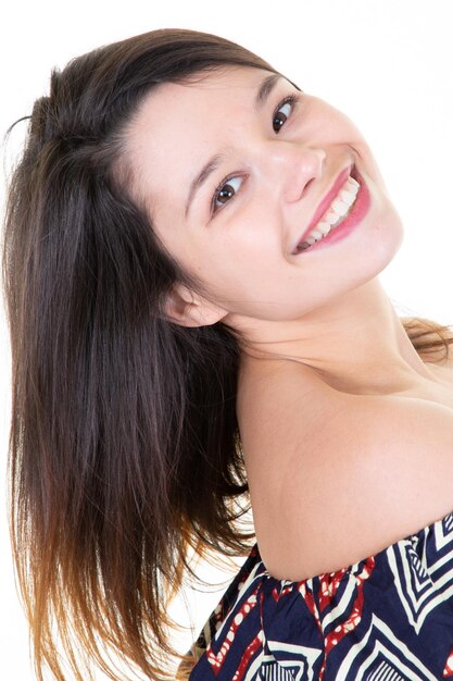 Portrait de beauté de jeune femme en studio sur fond blanc