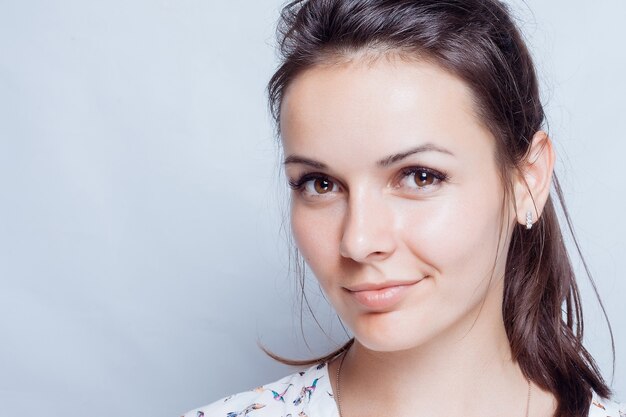 Portrait de beauté de jeune femme