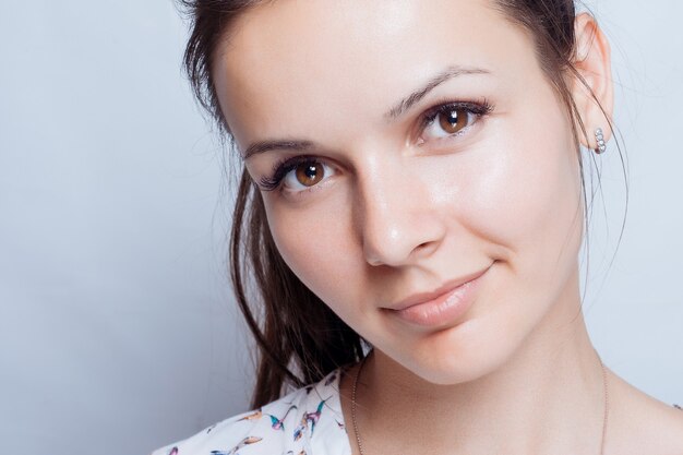 Portrait de beauté de jeune femme