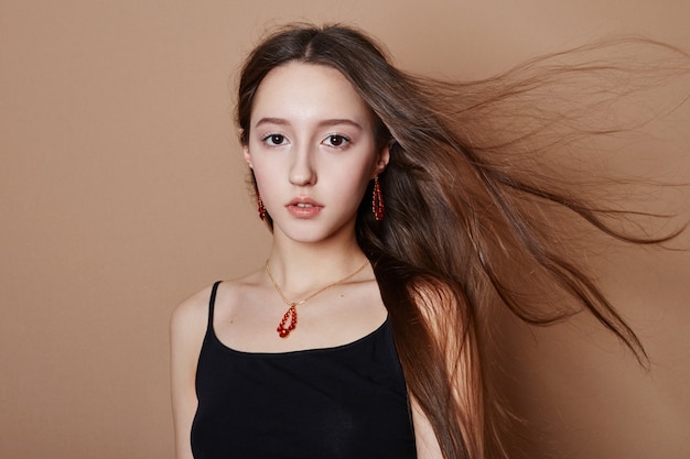 Portrait de beauté d&#39;une jeune fille aux cheveux longs