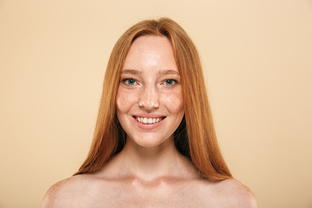Portrait de beauté d'une jeune fille rousse topless souriante