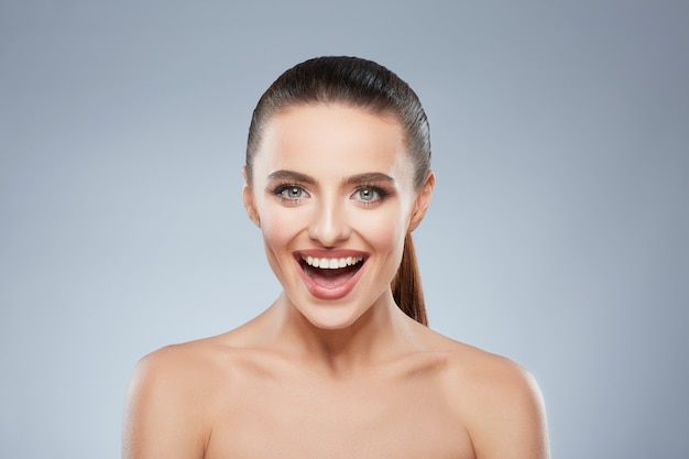 Portrait De Beauté D'une Jeune Fille Souriante Heureuse Regardant La Caméra. Tête Et épaules De Belle Femme Joyeuse Avec Un Large Sourire. Maquillage Naturel, Studio, Vraies émotions