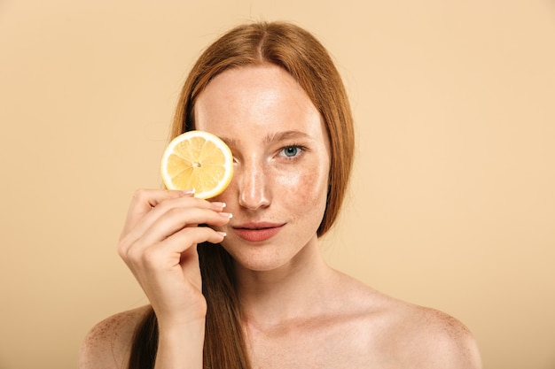 Portrait de beauté d'une jeune rousse aux seins nus confiante