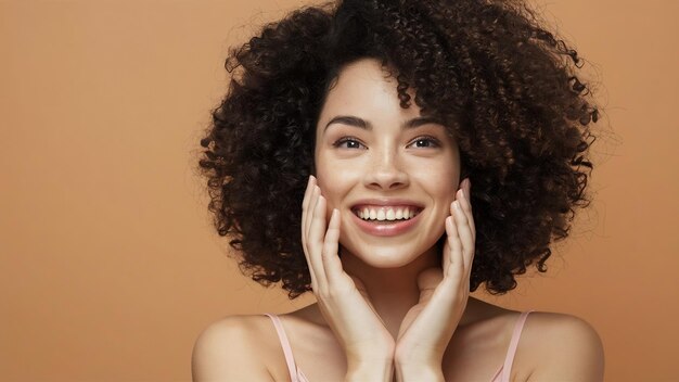 Portrait de beauté d'une jolie femme souriante avec une peau saine