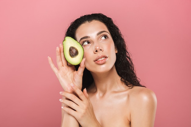 Portrait de beauté d'une jolie jeune femme aux seins nus