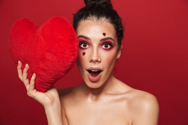 Portrait de beauté d'une jolie jeune femme portant du maquillage debout isolé