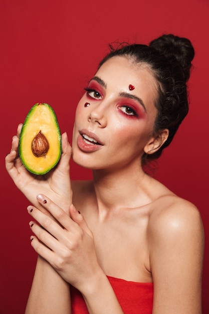 Portrait de beauté d'une jolie jeune femme portant du maquillage debout isolé