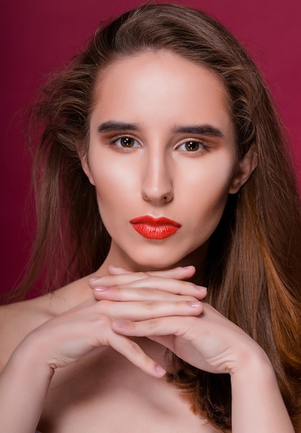 Portrait de beauté d'un magnifique modèle brune avec une peau propre et des lèvres rouges