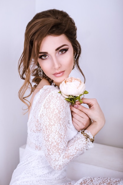 Portrait de beauté de la mariée portant en robe de mariée avec une jupe volumineuse, studio photo