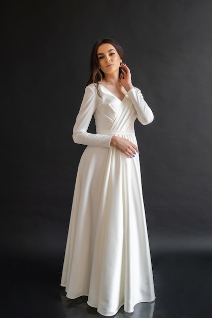 Portrait de beauté de la mariée vêtue d'une robe de mariée avec jupe volumineuse photo studio