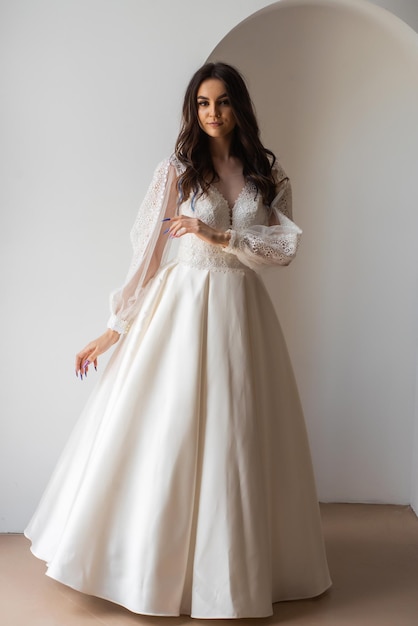 Portrait de beauté de la mariée vêtue d'une robe de mariée avec jupe volumineuse photo studio