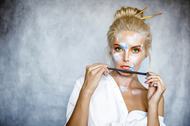 Portrait de beauté mode créative de la belle jeune femme blonde avec une coiffure.