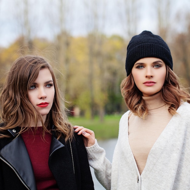 Portrait de beauté de mode de femmes parfaites en manteau de saison