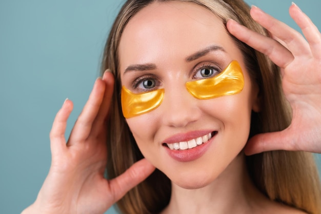 Photo portrait de beauté proche d'une femme aux seins nus avec une peau parfaite et un maquillage naturel, des taches brillantes sous les yeux, pour hydrater la peau et soulager les poches du visage