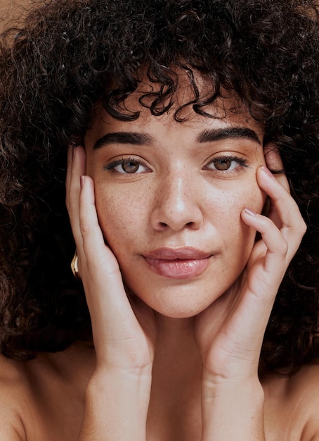 Photo portrait de beauté et visage naturel d'une femme noire avec une touche de texture de peau de tache de rousseur saine modèle cosmétique esthétique pour le visage et les soins de la peau