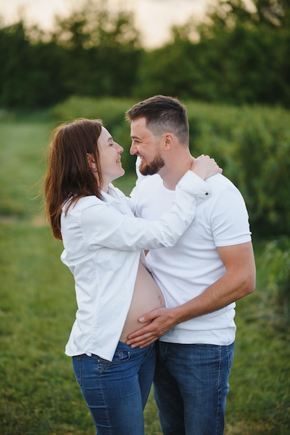 Portrait de beaux futurs parents pendant le coucher du soleil