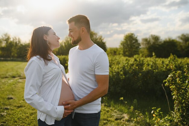 Portrait de beaux futurs parents pendant le coucher du soleil