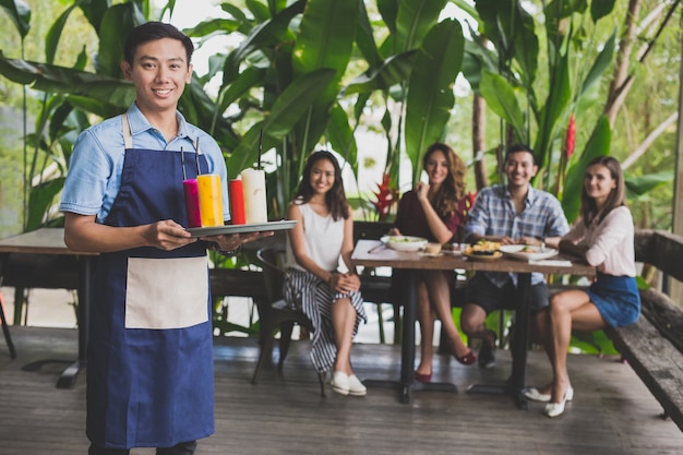 Portrait de beaux serveurs prêts à servir les boissons à ses clients