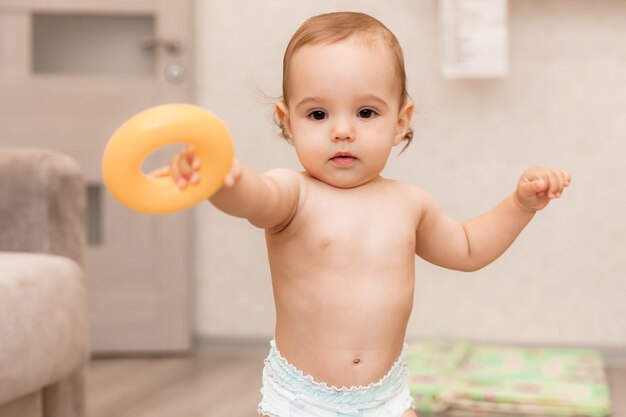 Portrait d'un bébé de 11 mois se bouchent. bébé mignon sourit et regarde la caméra.