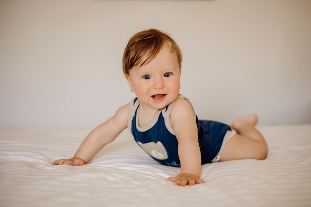 Portrait d'un bébé au lit sur fond blanc