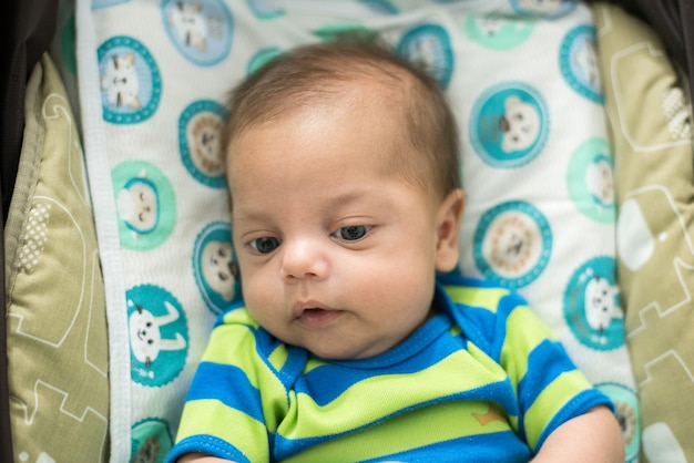 Portrait de bébé dans la poussette de bébé