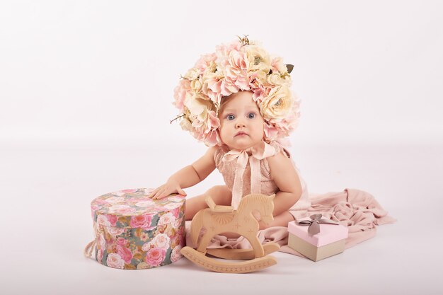 Portrait de bébé drôle doux avec des fleurs