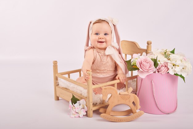 Portrait de bébé drôle doux avec des oreilles de lapin