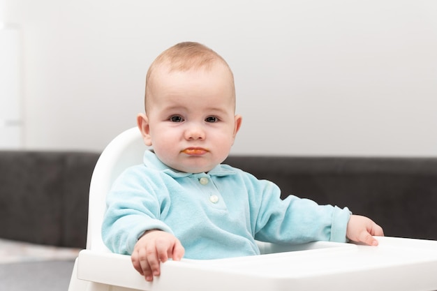 portrait, de, bébé, enfant, dans, chaise