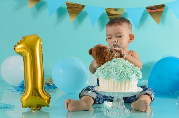 Portrait de bébé fête son anniversaire Smash cake session