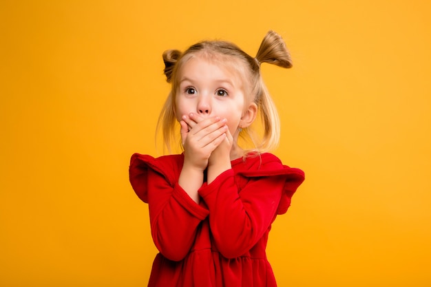 portrait de bébé fille isoler fond jaune.