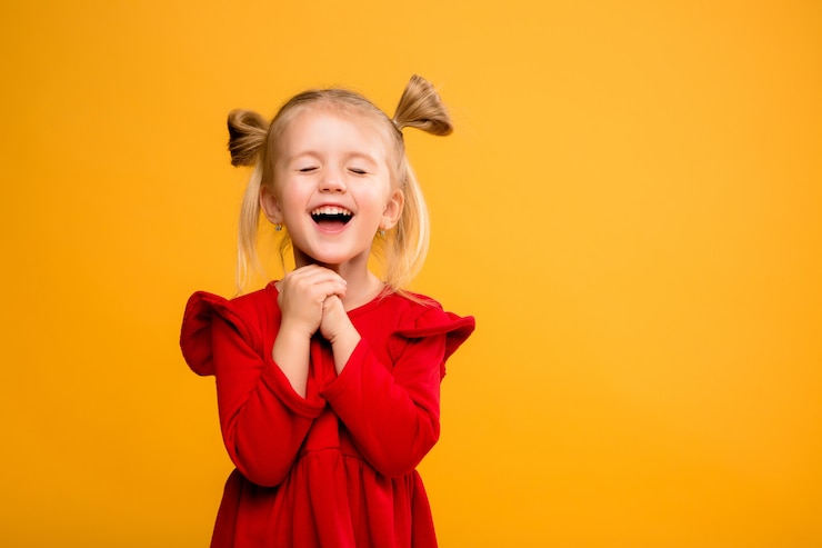 Photo portrait de bébé fille isoler fond jaune.