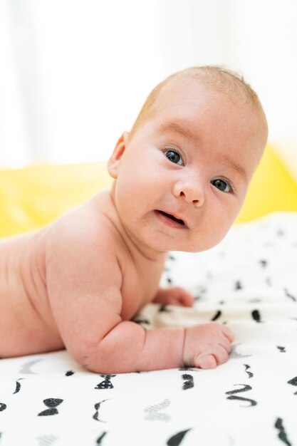 Portrait de bébé garçon de 2 mois Adorable bébé garçon nouveau-né regardant la caméra
