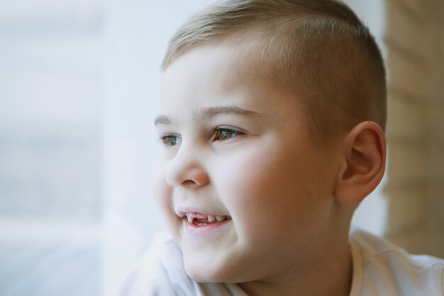 Portrait de bébé avec de grands yeux visage de petit enfant souriant garçon caucasien