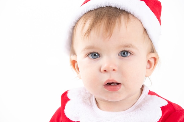 Portrait d'un bébé habillé en Père Noël