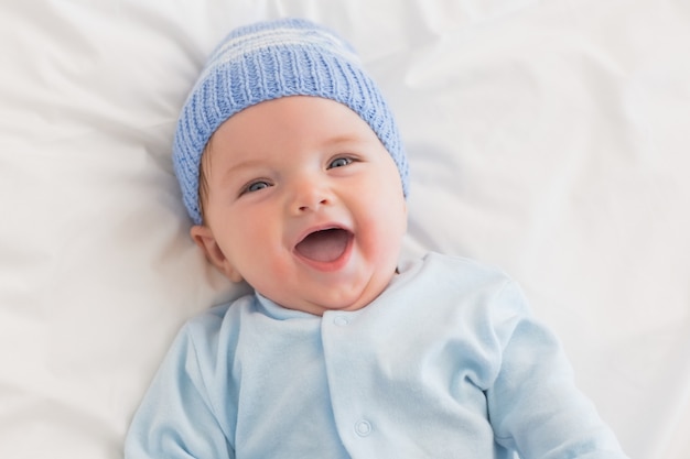 Photo portrait de bébé joyeux dans son lit