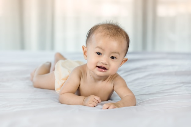 Mignon Petit Bébé Garçon Dans Un Costume Tricoté En Laine Pastel Apprenant  à Ramper Sur Le Sol Dans Un Salon Lumineux Bébé Souriant Jouant Au  Développement Précoce Des Enfants