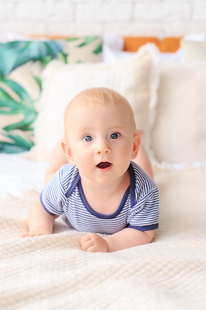 Portrait d'un bébé sur le lit