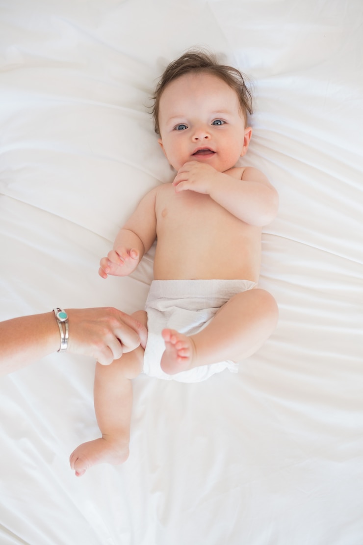 Photo portrait de bébé mignon couché dans son lit