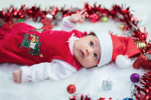 Portrait de bébé mignon dans le concept de Noël