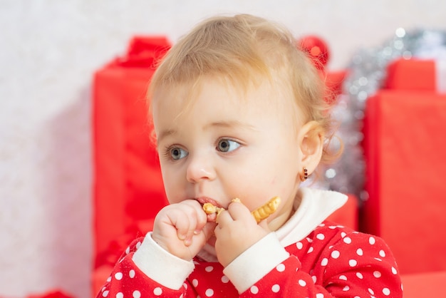 Photo portrait de bébé mignon gros plan manger