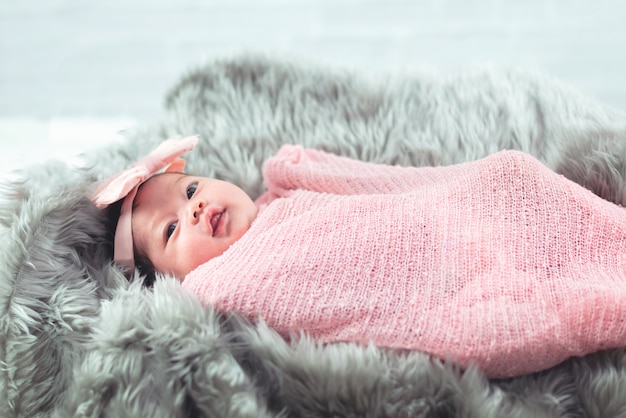 Portrait de bébé mignon sur le lit