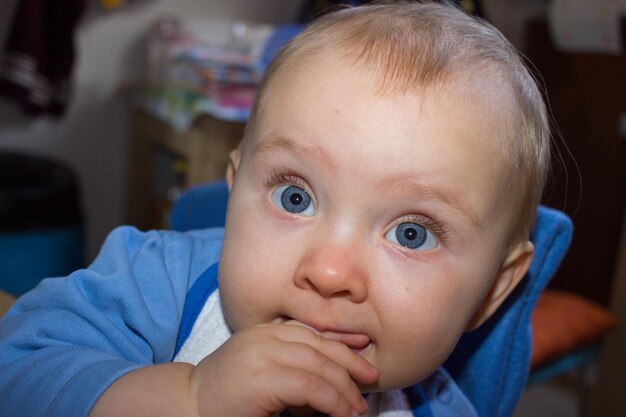 Photo portrait d'un bébé mignon à la maison