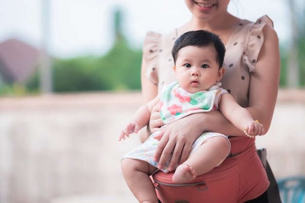 Portrait de bébé mignon avec sa maman