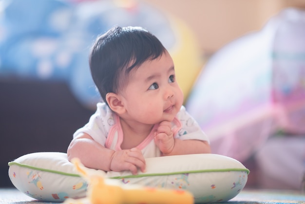 Portrait de bébé mignon sur le sol