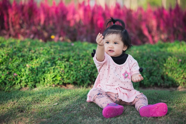 Portrait de bébé mignon voyage au jardin de fleurs